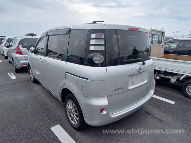 Toyota Sienta 2010 photo 3