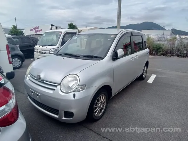 Toyota Sienta 2010 photo 2