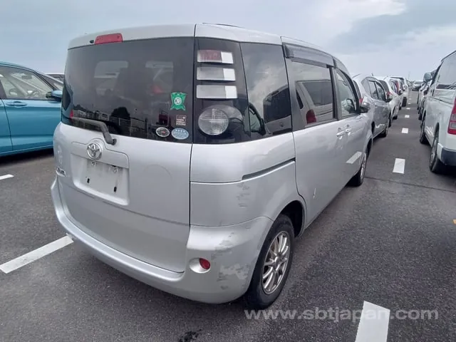Toyota Sienta 2010 photo 4