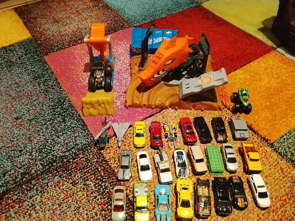 Hot Wheels Autos Und Monster Trucks