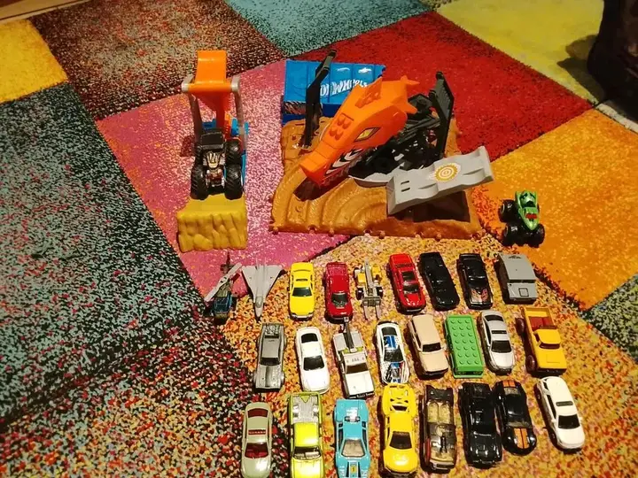 Hot Wheels Autos Und Monster Trucks