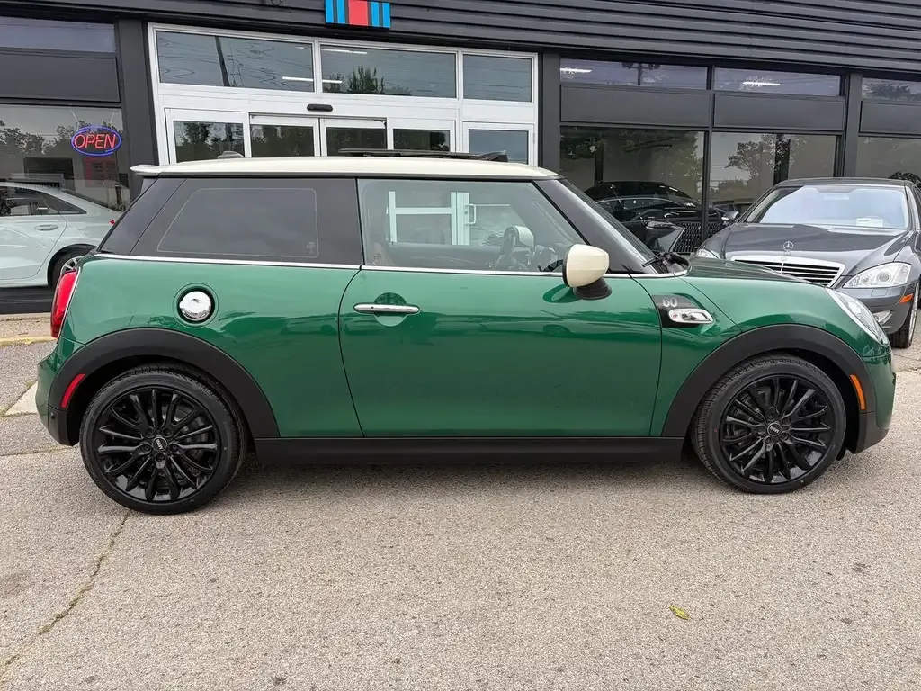 Mini 3 Door 2020 photo 2