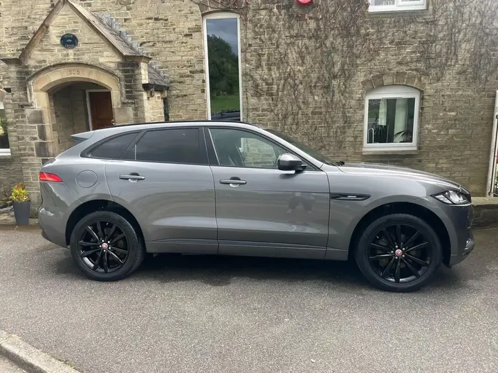 Jaguar F-Pace 2019 photo 2