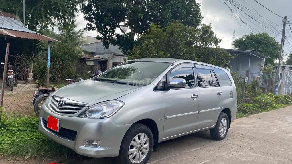 Toyota Innova 2010 photo 2