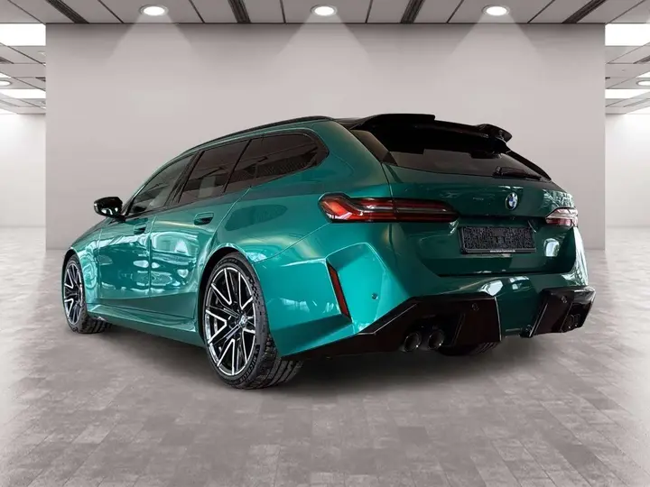 BMW M5 Touring 2025 photo 2