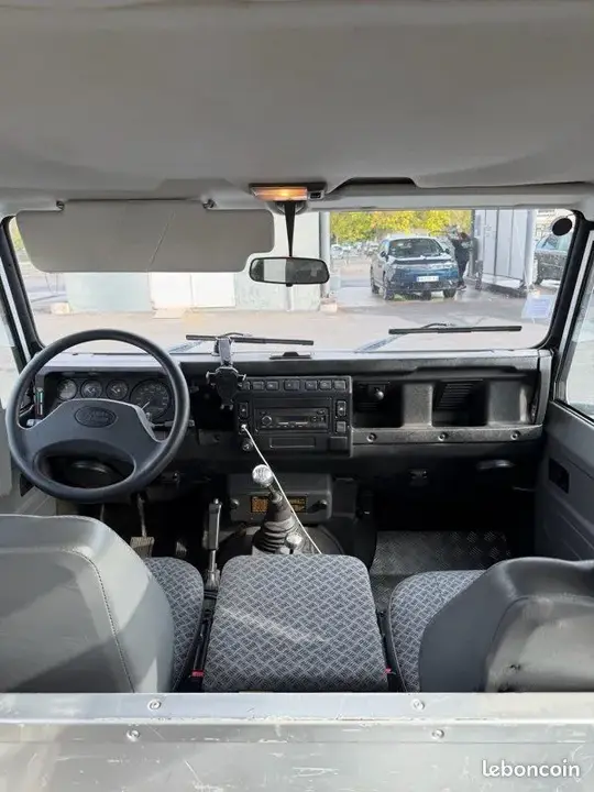 Land Rover Defender 2002 photo 2