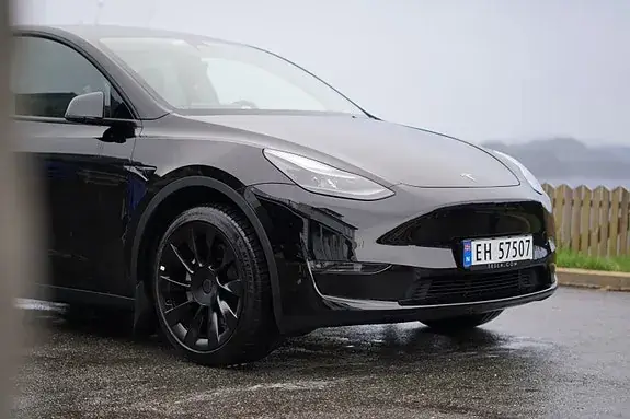 Tesla Model Y 2024 photo 2