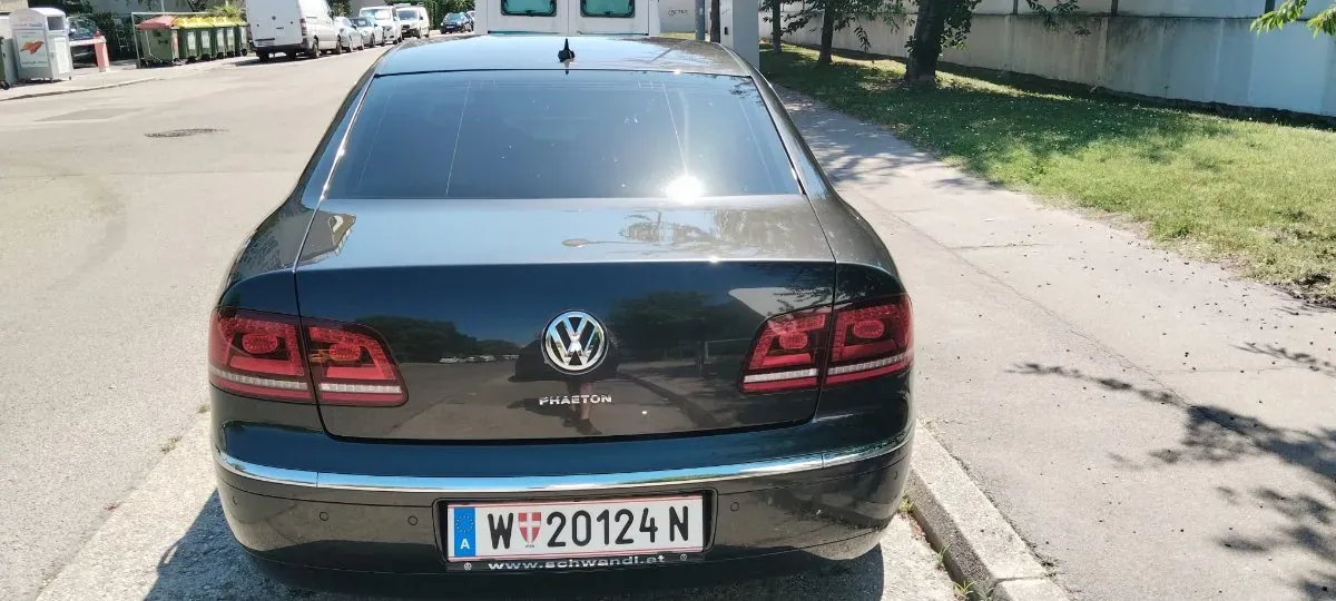 Volkswagen Phaeton 2013 photo 2