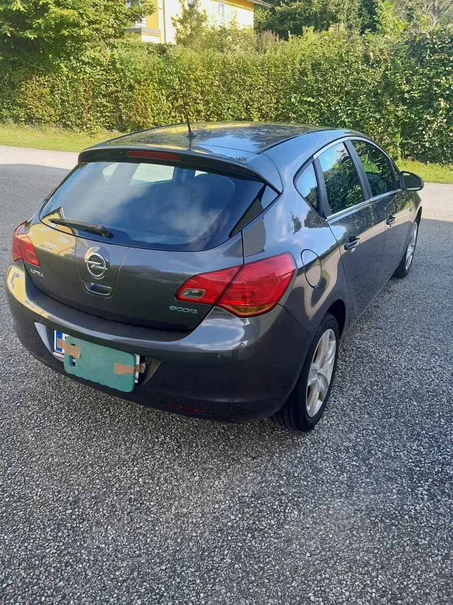 Opel Astra 2011 photo 2