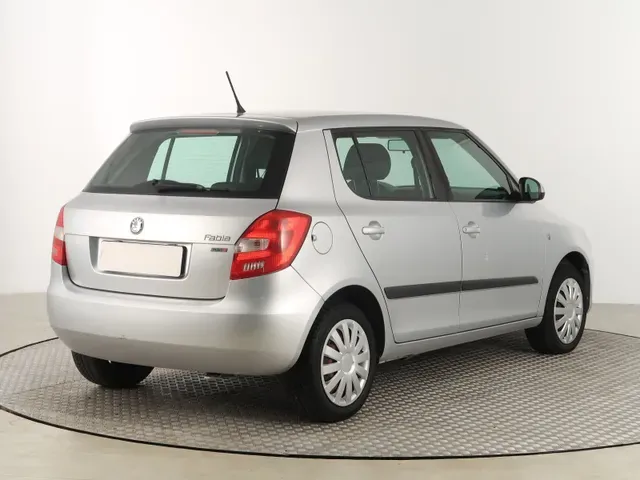 Skoda Fabia 2012 photo 4