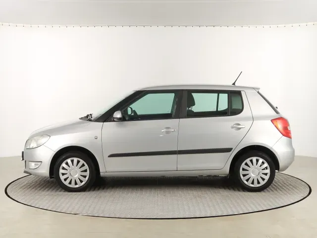 Skoda Fabia 2012 photo 2