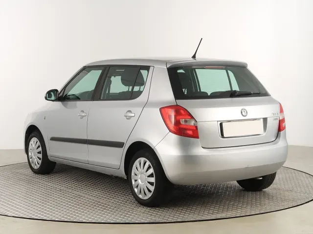 Skoda Fabia 2012 photo 3