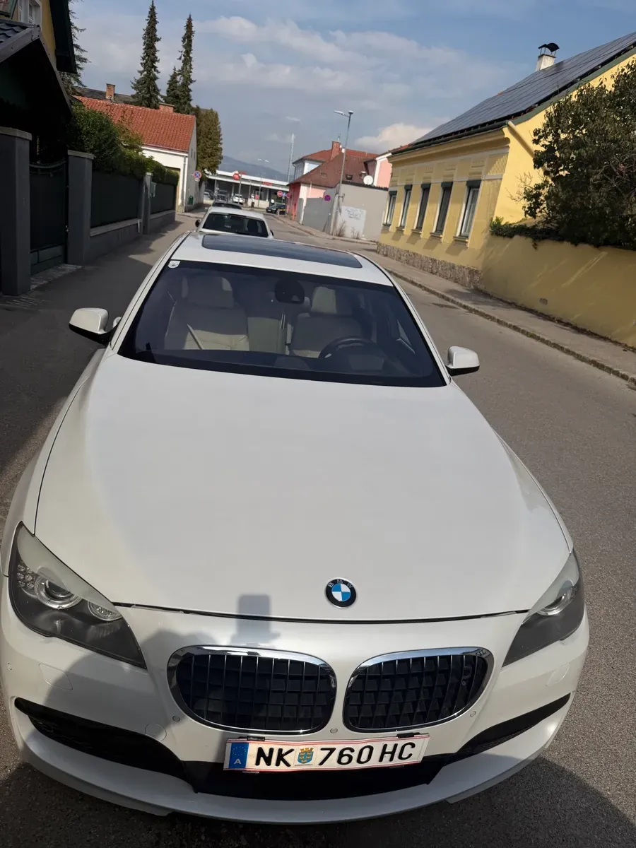 BMW 7 Series 2011 photo 3