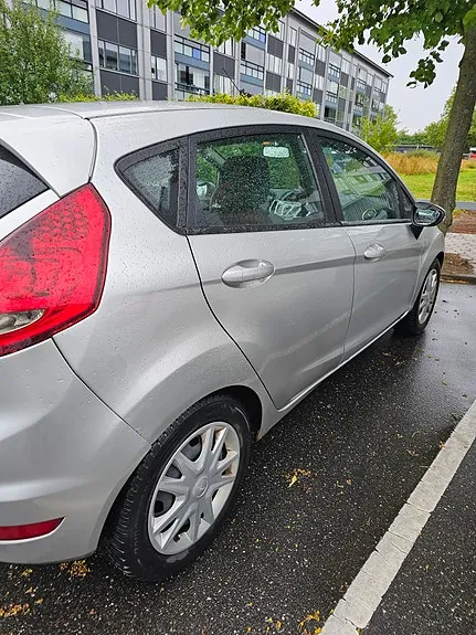 Ford Fiesta 2011 photo 2