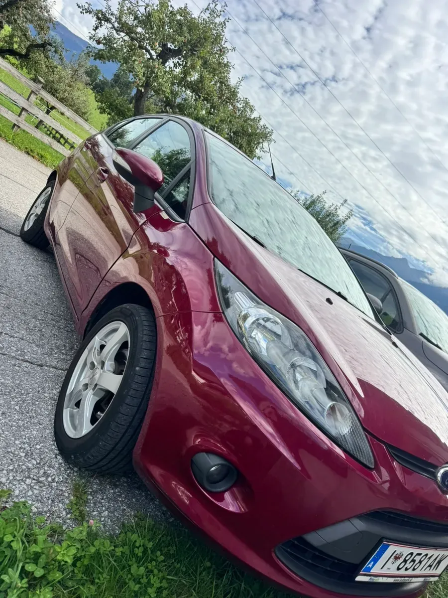 Ford Fiesta 2011 photo 2