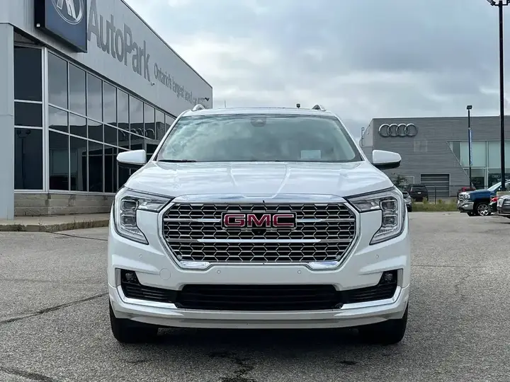 GMC Terrain 2024 photo 2