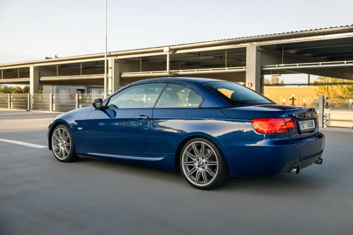 BMW 3 Series 2010 photo 2