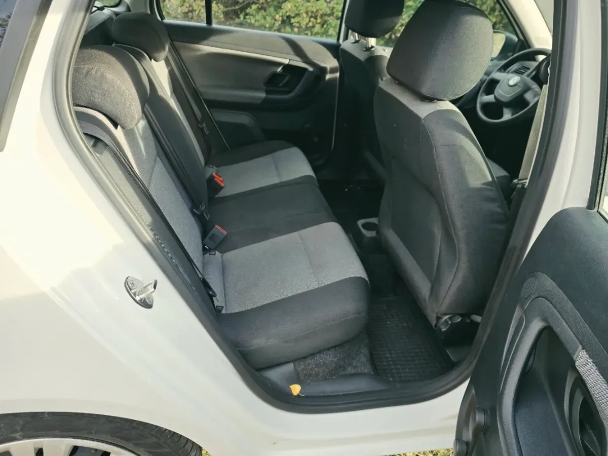 Skoda Fabia 2011 photo 2