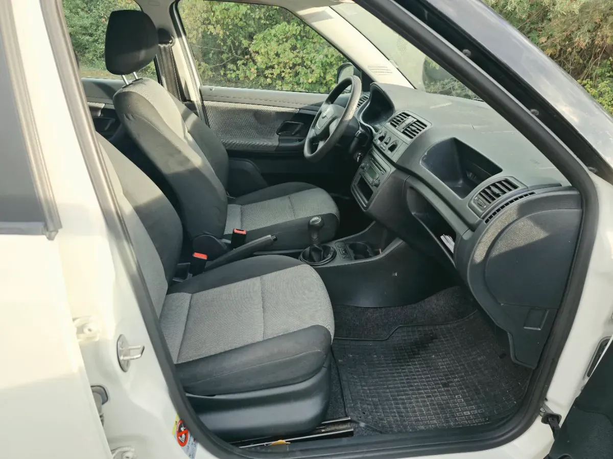 Skoda Fabia 2011 photo 3