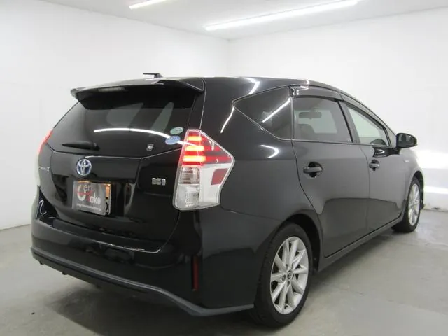 Toyota Prius Alpha 2015 photo 3