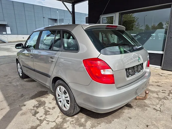 Skoda Fabia 2010 photo 3