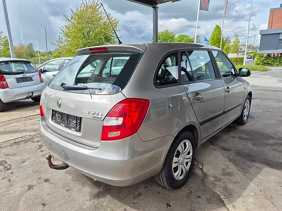 Skoda Fabia 2010 photo 4