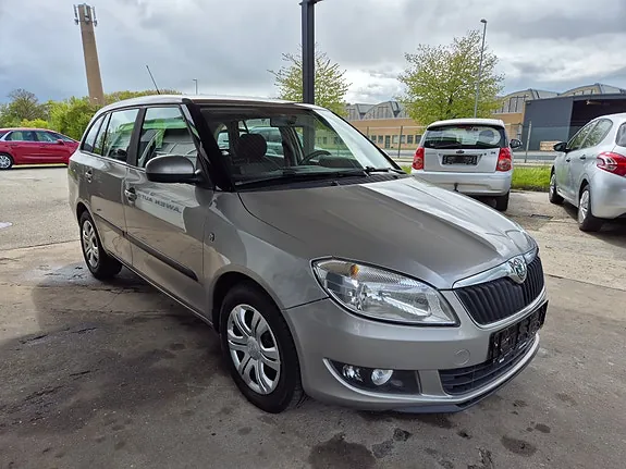 Skoda Fabia 2010 photo 2