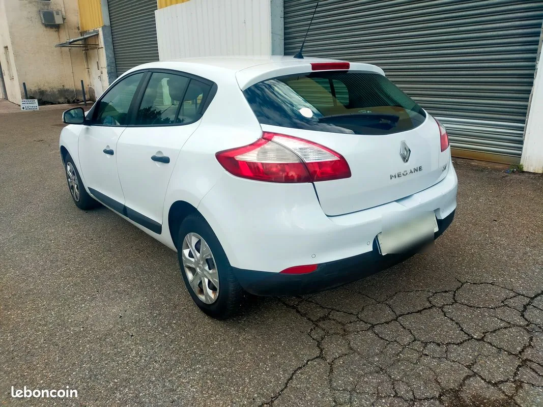 Renault Megane 2011 photo 2