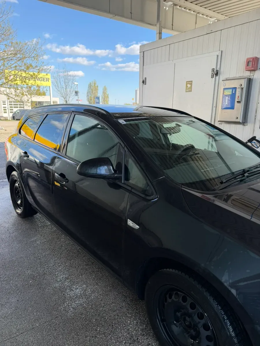 Opel Astra 2011 photo 2