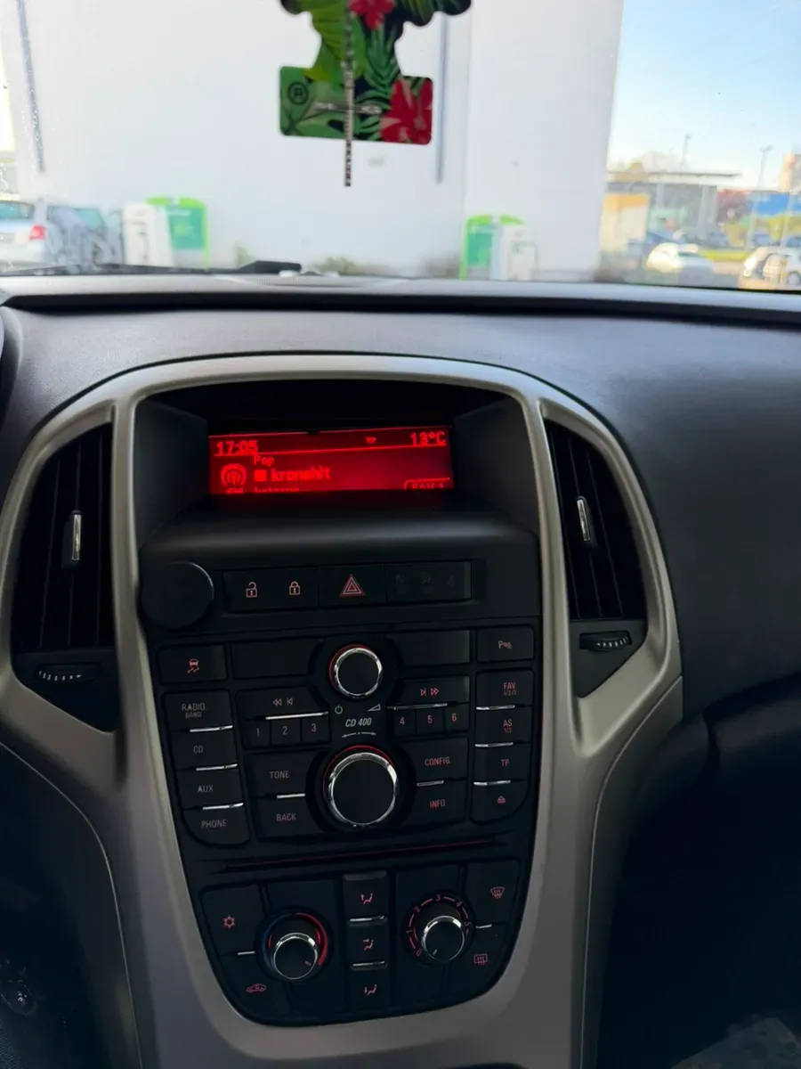 Opel Astra 2011 photo 3