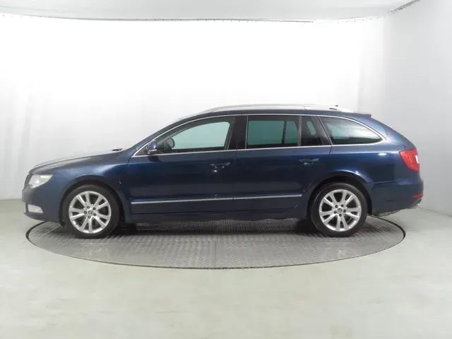 Skoda Superb 2010 photo 2