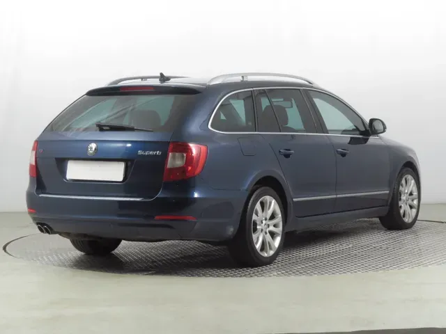 Skoda Superb 2010 photo 4
