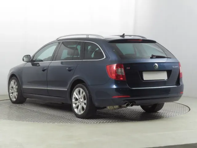 Skoda Superb 2010 photo 3