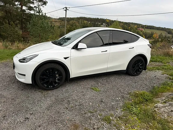 Tesla Model Y 2024 photo 2