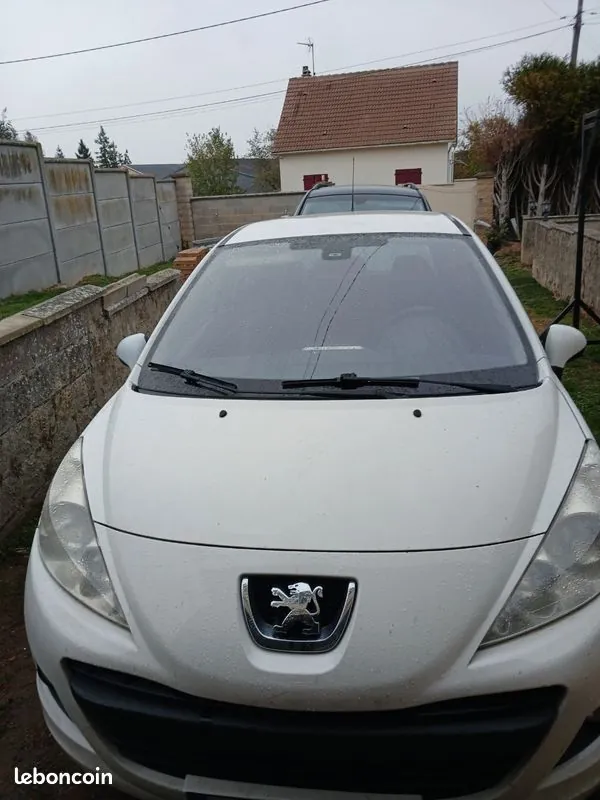 Peugeot 207 2011 photo 3
