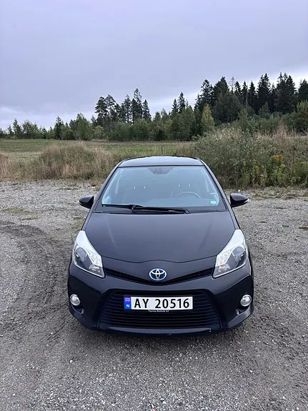 Toyota Yaris 2013 photo 2
