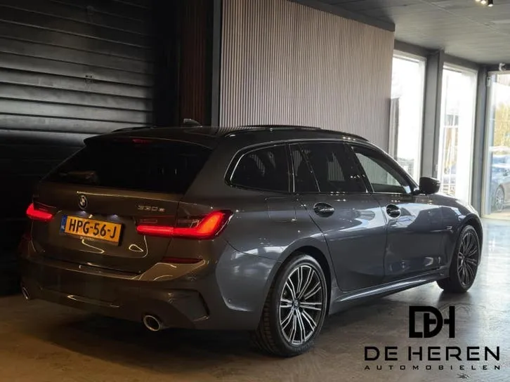 BMW 3 Series Touring 2022 photo 3