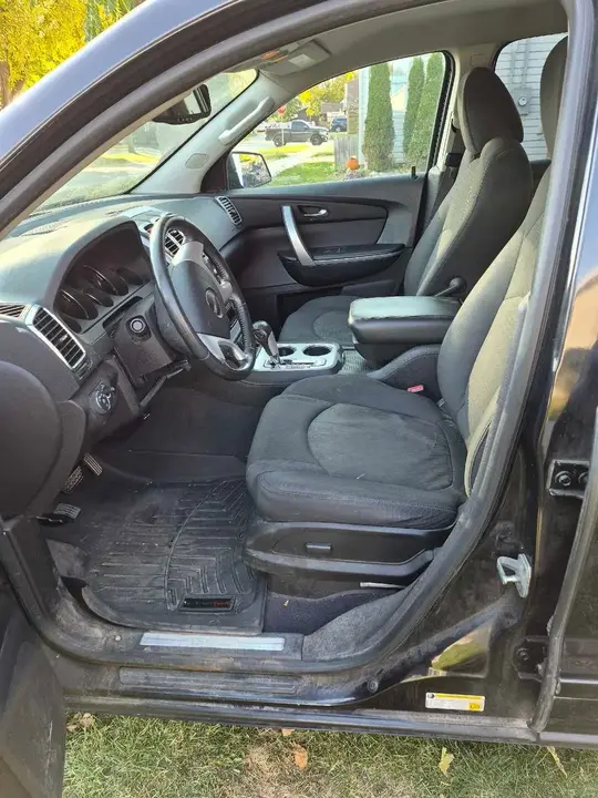 GMC Acadia 2012 photo 2