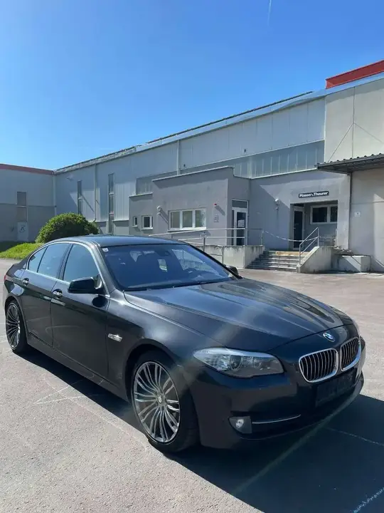 BMW 5 Series 2011 photo 2