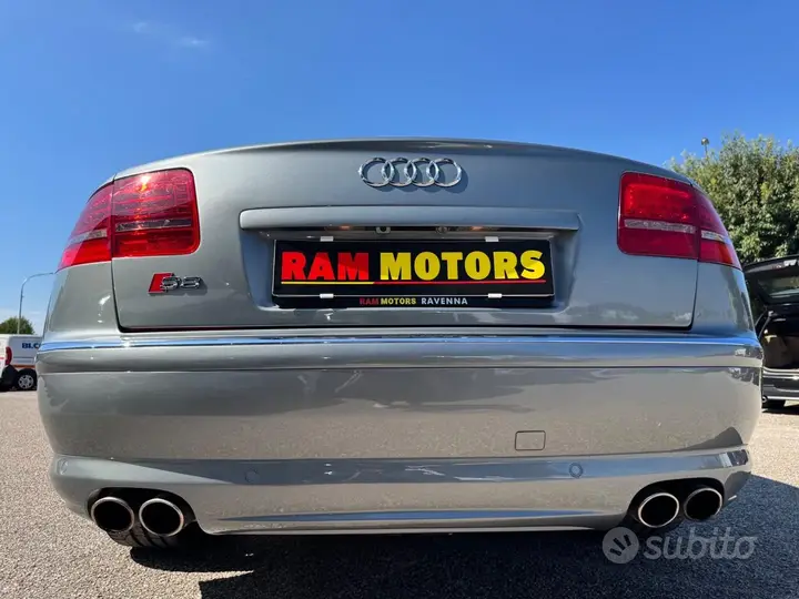 Audi S8 2009 photo 4