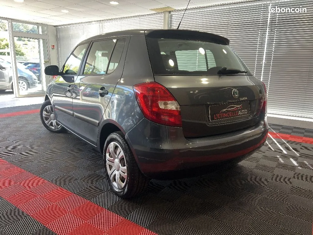 Skoda Fabia 2012 photo 3