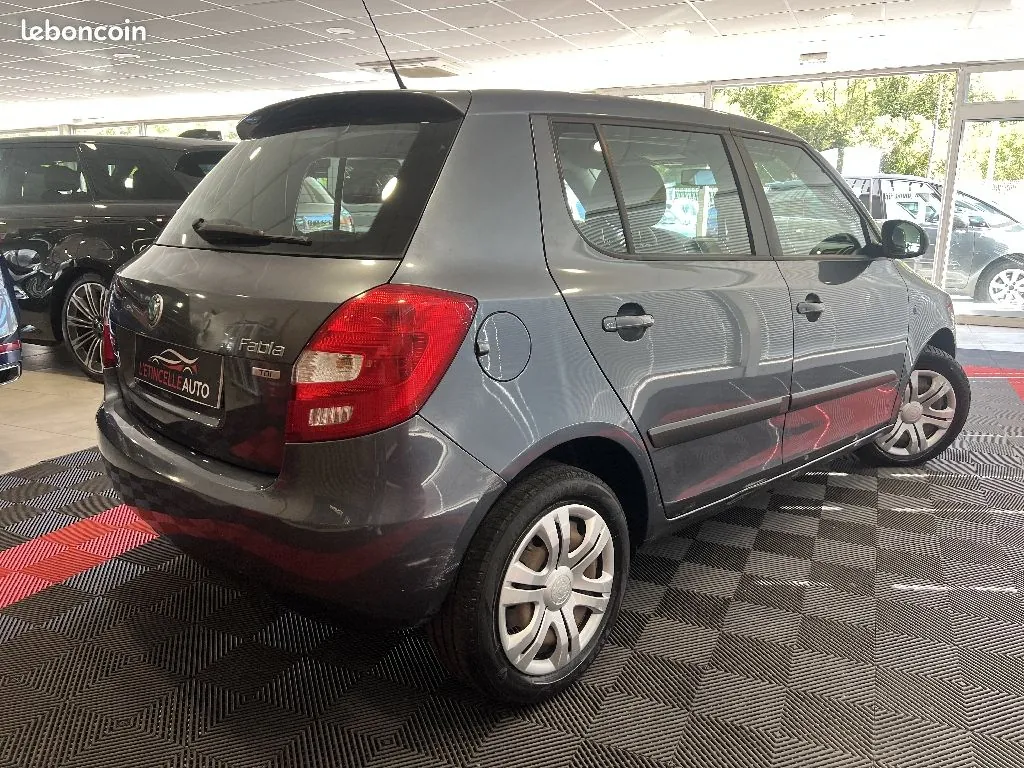 Skoda Fabia 2012 photo 2