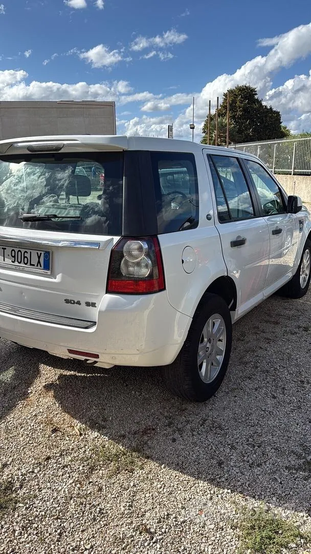 Land Rover Freelander 2011 photo 3