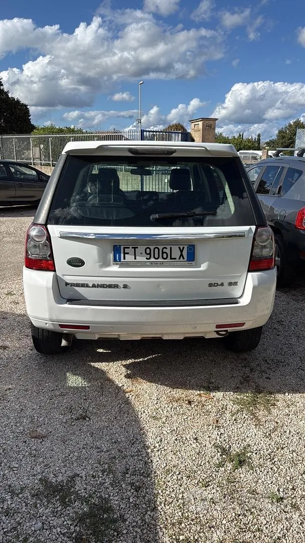 Land Rover Freelander 2011 photo 2