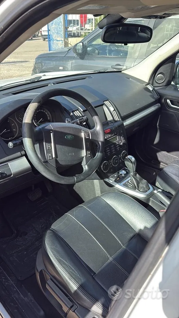 Land Rover Freelander 2011 photo 4