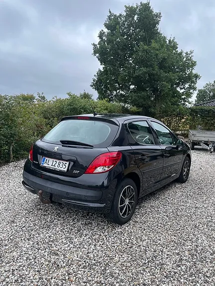 Peugeot 207 2010 photo 3