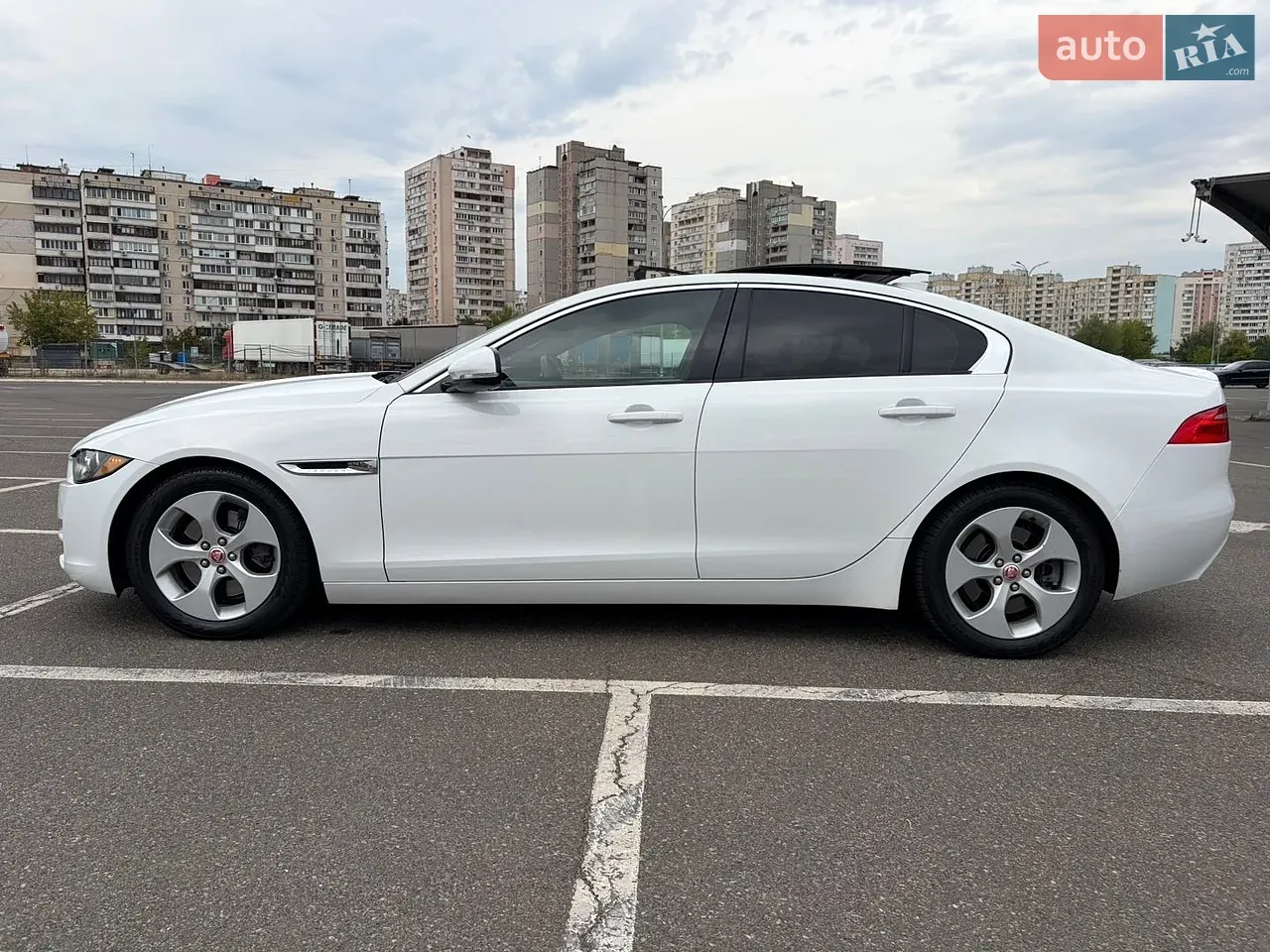Jaguar Xe 2017 photo 2