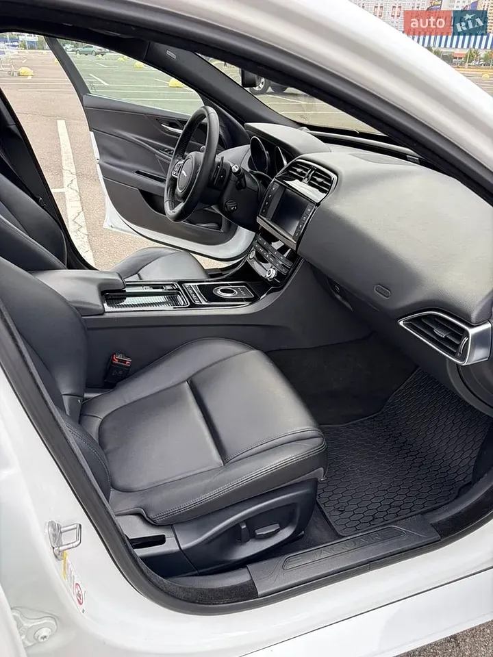 Jaguar Xe 2017 photo 5