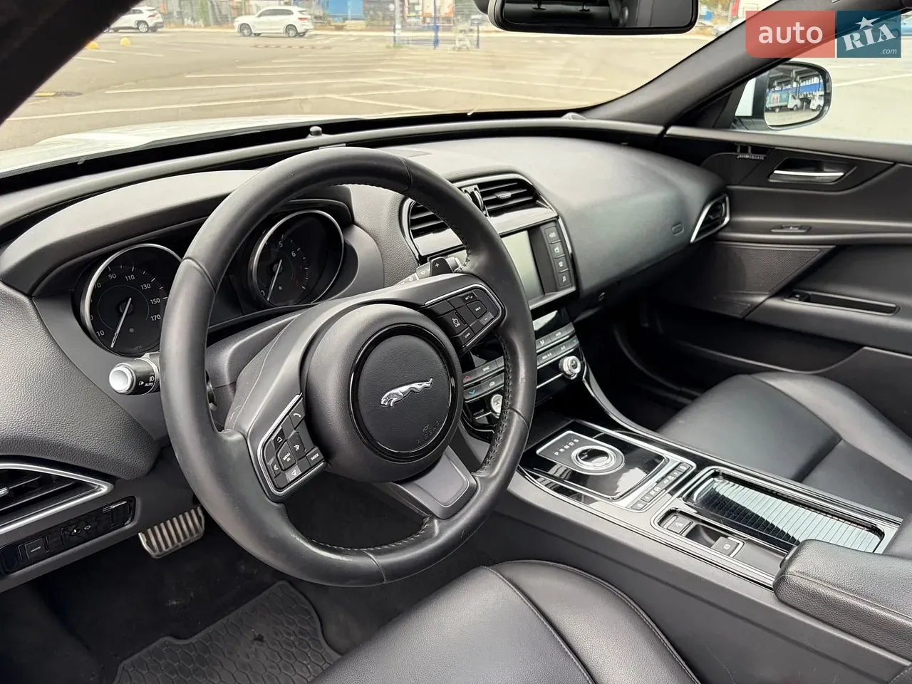 Jaguar Xe 2017 photo 4