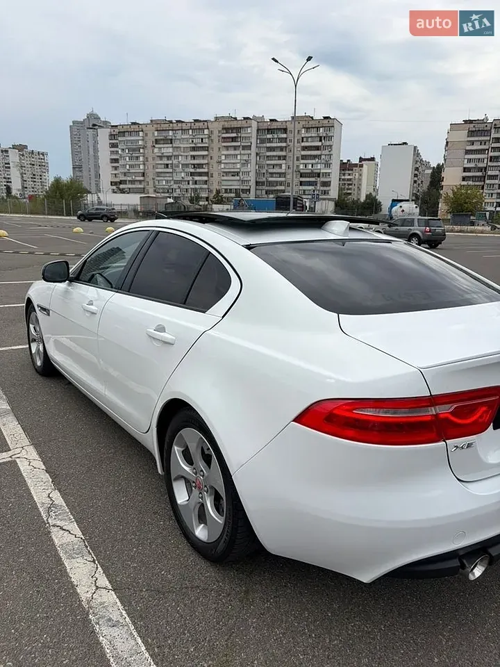 Jaguar Xe 2017 photo 3